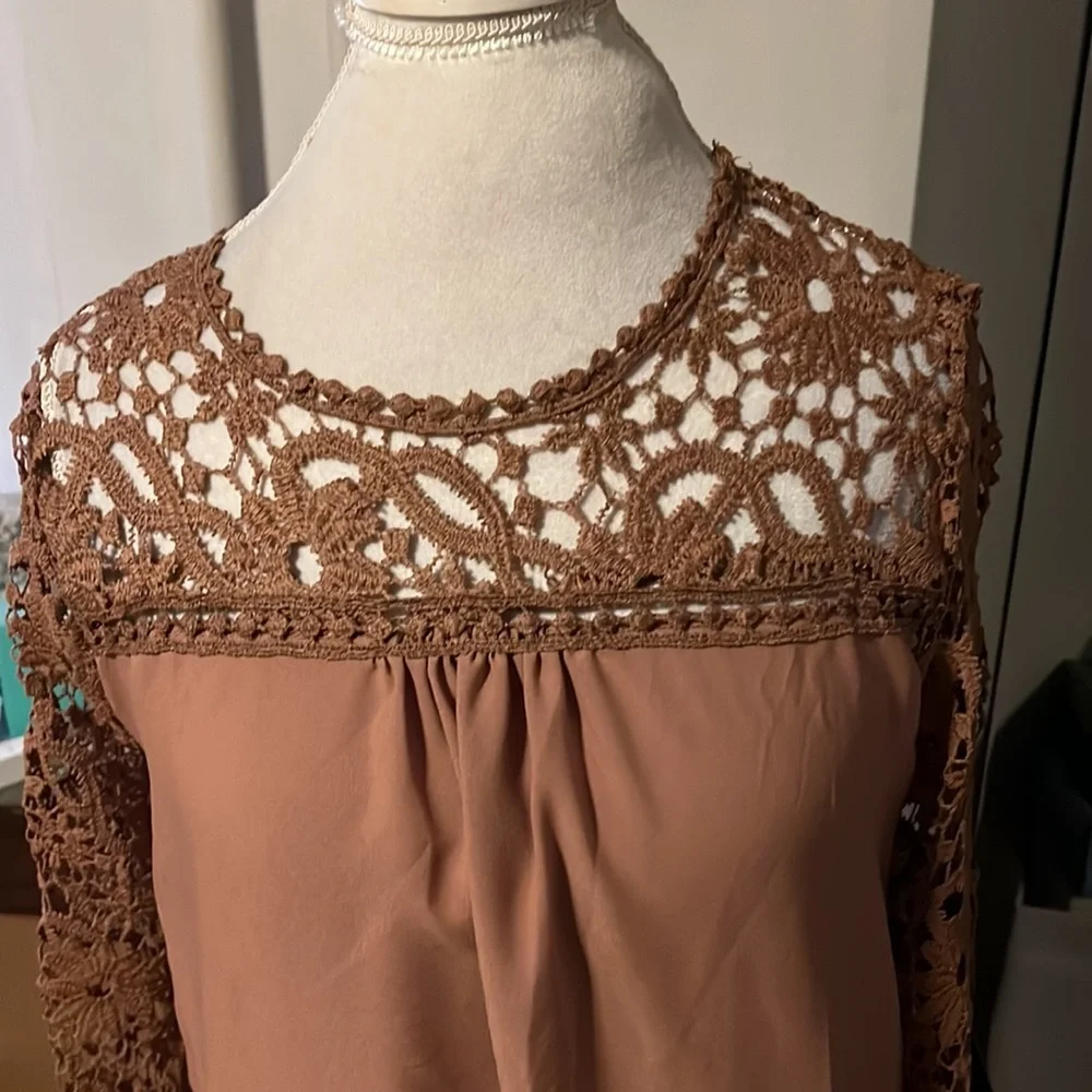 🆑FINAL PRICE‼️ Tan/brown lightweight blouse with lace sleeves and lace trim